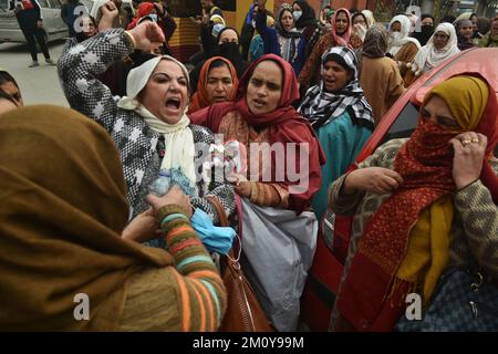 Srinagar, Inde. 08th décembre 2022. Les travailleurs crient des slogans lors de la manifestation à Srinagar, la capitale estivale du Cachemire indien. Un grand nombre de travailleurs d'Anganwadi protestent à Srinagar, exigeant un salaire en attente de six mois. (Photo de Mubashir Hassan/Pacific Press) crédit: Pacific Press Media production Corp./Alay Live News Banque D'Images