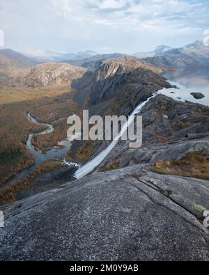 Cascade qui coule du lac Litlvervatnet, parc national de Rago, Norvège Banque D'Images