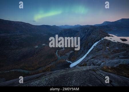 Aurores boréales au-dessus de la cascade, parc national de Rago, Norvège Banque D'Images