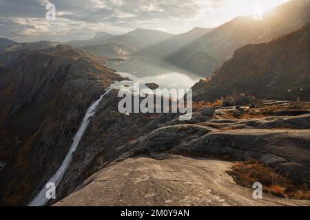 Cascade qui coule du lac Litlvervatnet, parc national de Rago, Norvège Banque D'Images