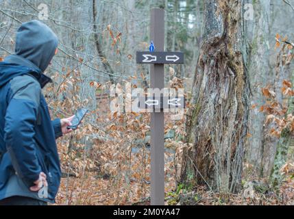 Traversez les routes sur le sentier de randonnée, signez la décision dans quelle direction Banque D'Images