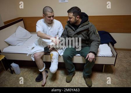 Kharkiv, Ukraine. 06th décembre 2022. Le président ukrainien Volodymyr Zelenskyy, à droite, se met la main avec un soldat blessé lors d’une visite à un hôpital militaire le jour des forces armées d’Ukraine, 6 décembre 2022, à Kharkiv, en Ukraine. Zelenskyy a remis des prix d'État aux soldats blessés et aux médecins de combat. Credit: Présidence de l'Ukraine/Bureau de presse présidentiel ukrainien/Alamy Live News Banque D'Images