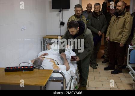 Kharkiv, Ukraine. 06th décembre 2022. Le président ukrainien Volodymyr Zelenskyy a fait trembler un soldat blessé lors d’une visite à un hôpital militaire le jour des forces armées d’Ukraine, 6 décembre 2022, à Kharkiv, en Ukraine. Zelenskyy a remis des prix d'État aux soldats blessés et aux médecins de combat. Credit: Présidence de l'Ukraine/Bureau de presse présidentiel ukrainien/Alamy Live News Banque D'Images