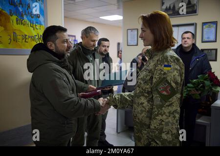 Kharkiv, Ukraine. 06th décembre 2022. Le président ukrainien Volodymyr Zelenskyy, à gauche, présente les médecins de combat avec des médailles lors d'une visite à un hôpital militaire le jour des forces armées d'Ukraine, 6 décembre 2022 à Kharkiv, en Ukraine. Credit: Présidence de l'Ukraine/Bureau de presse présidentiel ukrainien/Alamy Live News Banque D'Images