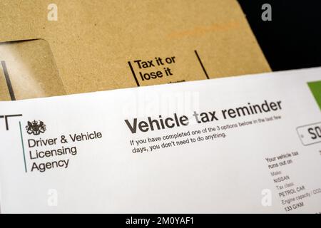 Lettre de rappel des taxes sur les véhicules V11 authentiques de DVLA placée sur une enveloppe marron. Taxe routière britannique pour votre voiture. Stafford, Royaume-Uni, 8 décembre 2022 Banque D'Images