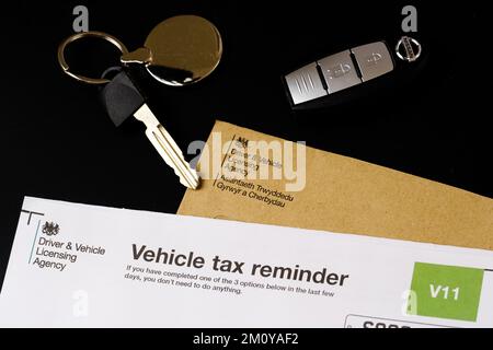 Lettre de rappel des taxes sur les véhicules V11 authentiques de DVLA placée sur une enveloppe marron. Taxe routière britannique pour votre voiture. Stafford, Royaume-Uni, 8 décembre 2022 Banque D'Images