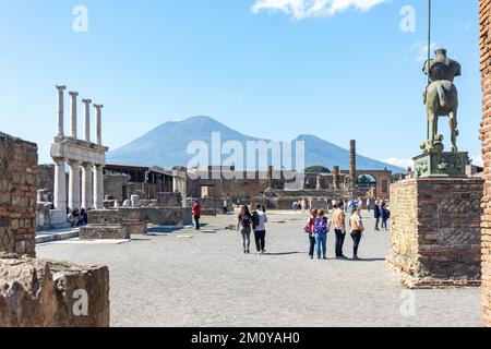 Statue du Centaure avec le Vésuve derrière, le Forum, ancienne ville de Pompéi, Pompéi, ville métropolitaine de Naples, région de Campanie, Italie Banque D'Images