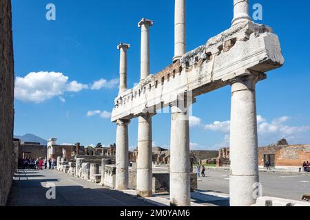 Colonnes dans le Forum, ville ancienne de Pompéi, Pompéi, ville métropolitaine de Naples, région de Campanie, Italie Banque D'Images