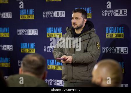 Kharkiv, Ukraine. 06th décembre 2022. Le président ukrainien Volodymyr Zelenskyy décerne des médailles d'héroïsme aux troupes de première ligne lors d'une visite à 6 décembre 2022, le jour des forces armées d'Ukraine, à Kharkiv, en Ukraine. Credit: Présidence de l'Ukraine/Bureau de presse présidentiel ukrainien/Alamy Live News Banque D'Images