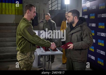 Kharkiv, Ukraine. 06th décembre 2022. Le président ukrainien Volodymyr Zelenskyy décerne des médailles d'héroïsme aux troupes de première ligne lors d'une visite à 6 décembre 2022, le jour des forces armées d'Ukraine, à Kharkiv, en Ukraine. Credit: Présidence de l'Ukraine/Bureau de presse présidentiel ukrainien/Alamy Live News Banque D'Images