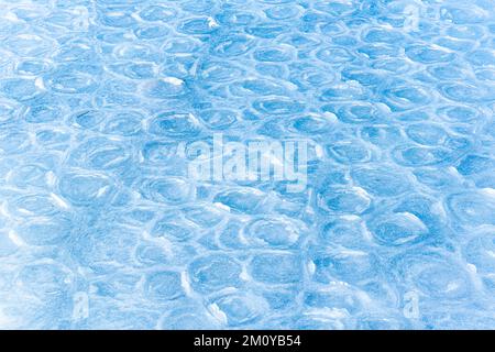 Glace colorée. Texture abstraite de la glace. Arrière-plan de la nature. Glace de mer. Motifs sur glace Banque D'Images