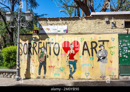 La fresque de l'artiste à l'entrée de la Villa Comunale (jardin public), via San Francesco, Sorrento (Surriento), région de Campanie, Italie Banque D'Images