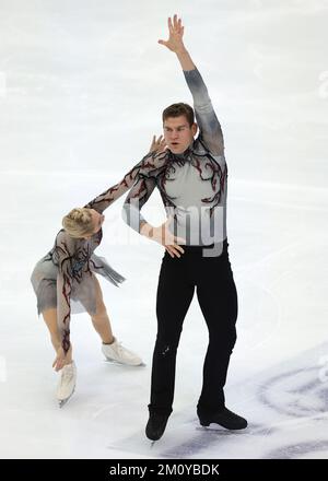 Turin, Italie, le 8th décembre 2022. Alexa Knierim et Brandon Frazier des États-Unis se sont produits dans le programme de paires courtes à Palavela, Turin. Date de la photo : 8th décembre 2022. Le crédit photo devrait se lire comme suit : Jonathan Moscrop/Sportimage Banque D'Images