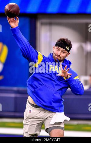 8 décembre 2022 Inglewood, CA.Los Angeles quarterback Rams Baker Mayfield #17 se réchauffe avant le match de football de la NFL contre les Raiders de Las Vegas.crédit photo obligatoire : Louis Lopez/Cal Sport Media Banque D'Images