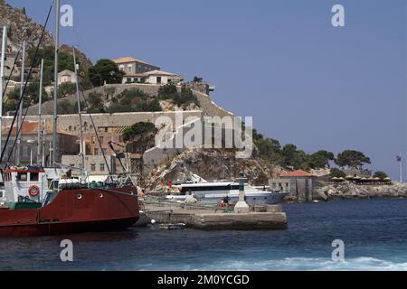 Hydra, Idra, Ύδρα, Grecja, Grèce, Griechenland; bateau de pêche amarré dans un petit port; Fischerboot vor Anker in einem kleinen Hafen; Rybacki kuter Banque D'Images