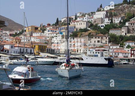 Hydra, Idra, Ύδρα, Grecja, Grèce, Griechenland; charmante baie, ville sur une colline et pente; Charmande Bucht, Stadt auf einem Hügel und Abhang Banque D'Images