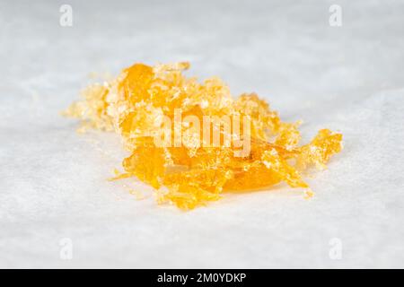 cristaux d'orange jaune de cire de cannabis gros plan, haute teneur en thc de la résine dab. Banque D'Images