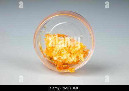 orange extrait de cannabis doré dab dans une bouteille, cire avec le thc élevé. Banque D'Images