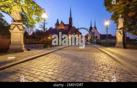 Pont de fer vert à l'île de Tumsky dans l'éclairage de nuit en début de matinée. Wroclaw. Pologne. Banque D'Images