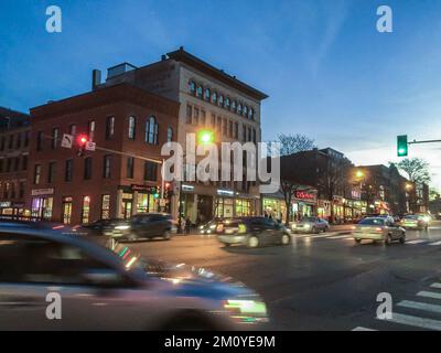 Une intersection de circulation très fréquentée dans le centre-ville de Northampton, ma Banque D'Images