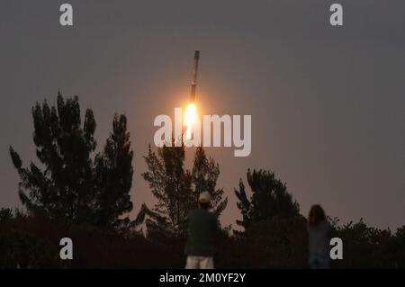 Cape Canaveral, États-Unis. 08th décembre 2022. Une fusée de rappel SpaceX atterrit à Cape Canaveral après le lancement d'une fusée Falcon 9 à partir du pad 39A du Kennedy Space Center, vu depuis Jetty Park à Cape Canaveral. La fusée mettra en orbite 40 satellites de communication Internet à large bande pour OneWeb. Crédit : SOPA Images Limited/Alamy Live News Banque D'Images