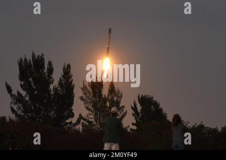 Cape Canaveral, États-Unis. 08th décembre 2022. Une fusée de rappel SpaceX atterrit à Cape Canaveral après le lancement d'une fusée Falcon 9 à partir du pad 39A du Kennedy Space Center, vu depuis Jetty Park à Cape Canaveral. La fusée mettra en orbite 40 satellites de communication Internet à large bande pour OneWeb. (Photo de Paul Hennessy/SOPA Images/Sipa USA) crédit: SIPA USA/Alay Live News Banque D'Images