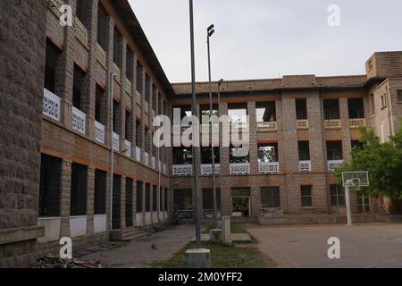 ancien bâtiment en pierre d'époque avec terrain de basket-ball Banque D'Images