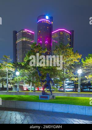 Le siège social mondial de General Motors (GM) et le Renaissance Centre à Hart Plaza, avec la statue d'Antoine de la Mothe Cadillac en premier plan. Antoi Banque D'Images