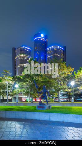 Le siège social mondial de General Motors (GM) et le Renaissance Centre à Hart Plaza, avec la statue d'Antoine de la Mothe Cadillac en premier plan. Antoi Banque D'Images