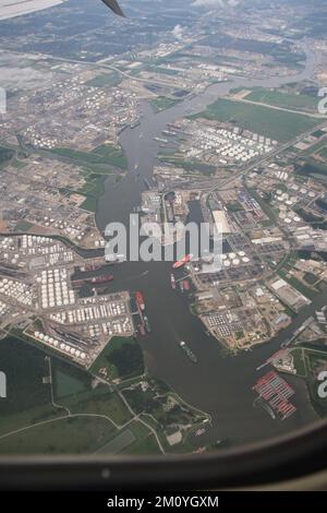 Vue aérienne du chenal des navires de Houston avec infrastructure pétrolière et gazière Banque D'Images