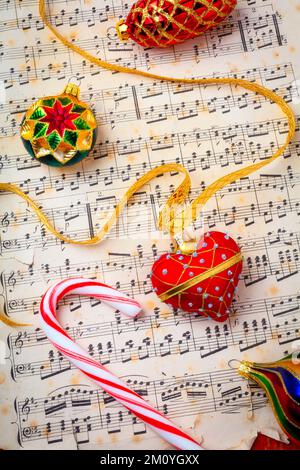 Décoration coeur rouge sur la feuille de musique Still Life Banque D'Images