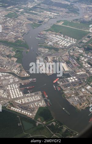 Vue aérienne du chenal des navires de Houston avec infrastructure pétrolière et gazière Banque D'Images