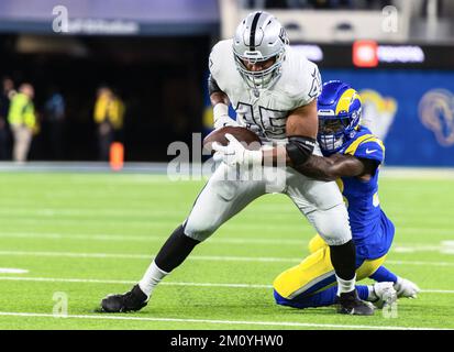 Inglewood, États-Unis. 08th décembre 2022. Football américain: Ligue professionnelle NFL, Los Angeles Rams - Las Vegas; tour principal, matchs principaux, 14th jours de match au SOFI Stadium: Le joueur professionnel allemand de football Jakob Johnson (l) des Las Vegas Raiders est attaqué après un col. Credit: Maximilian Haupt/dpa/Alay Live News Banque D'Images