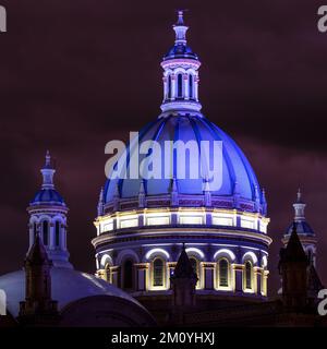 Dôme de la Nouvelle cathédrale la nuit, Cuenca, Equateur. Banque D'Images