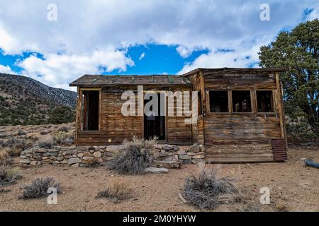 L'avant d'une ancienne cabane de mineur dans une mine de mercure abandonnée, Nevada, États-Unis Banque D'Images