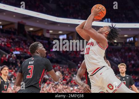 Columbus, Ohio, États-Unis. 8th décembre 2022. Le garde des Buckeyes de l'État de l'Ohio Brice Sensabaugh (10) met un coup de feu dans la peinture contre les Rutgers Scarlet Knights, avant Mawot Mag (3) pendant le match entre les Rutgers Scarlet Knights et les Ohio State Buckees à Value City Arena, Columbus, Ohio. (Image de crédit : © Scott Stuart/ZUMA Press Wire) Banque D'Images