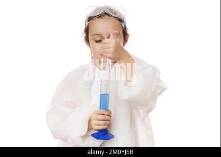 Les mains de peu de chimiste goutte peu de réactifs dans la solution chimique dans le cylindre de mesure, conduit des expériences chimiques Banque D'Images