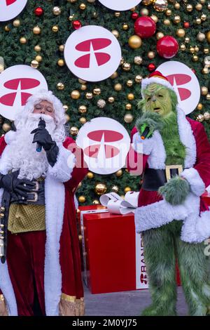 le grinch chantant et dansant derrière un arbre de noël avec de grands cadeaux, le mexique Banque D'Images