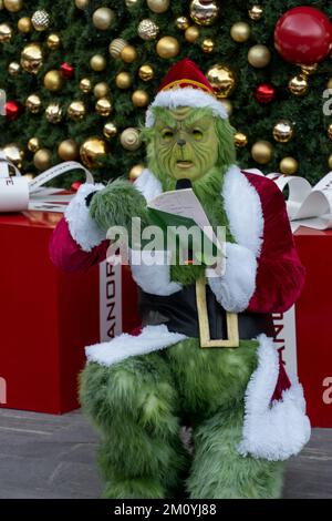 Grinch Noël présent chapeau arbre, arbre de noël décoration de fond, mexique Banque D'Images