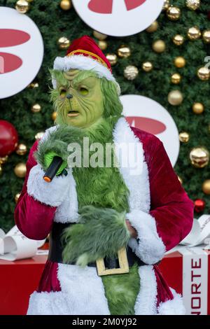 Scrooge Santa Claus grognon isolé sur fond noir. Banque D'Images
