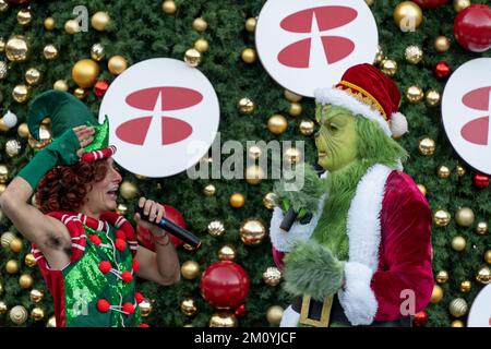 elf et grinch arguant devant un arbre de noël, sphères décoratives, mexique amérique latine Banque D'Images