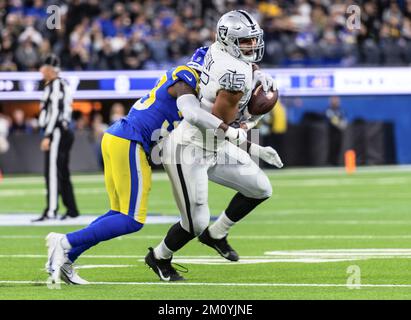 Inglewood, États-Unis. 08th décembre 2022. Football américain: Ligue professionnelle NFL, Los Angeles Rams - Las Vegas; tour principal, matchs principaux, 14th jours de match au stade SOFI: Le joueur professionnel allemand de football Jakob Johnson des Las Vegas Raiders est attaqué après un col pris. Credit: Maximilian Haupt/dpa/Alay Live News Banque D'Images