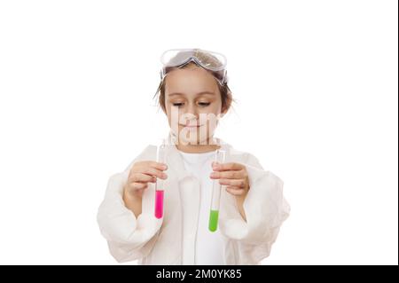 Petite fille future chimiste, conduit des expériences chimiques, observe la réaction actuelle dans les tubes à essai. Leçon de chimie Banque D'Images