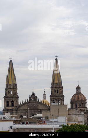 Cathédrale de Guadalajara vue du centre, divers toits de maisons mexique Banque D'Images