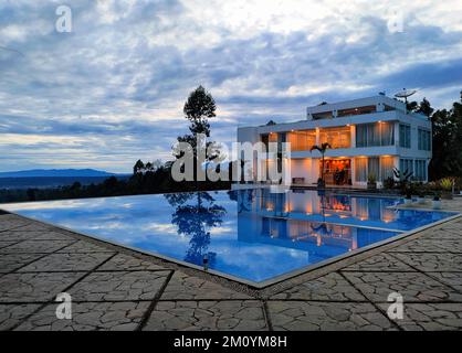 Palembang, Indonésie-3 décembre 2022: Piscine en face de la villa orchidée à Pagar Alam, Palembang, Sumatra Sud, Indonésie Banque D'Images