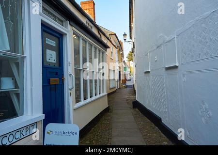 Passage étroit entre les bâtiments de Saffron Walden, Essex, Royaume-Uni Banque D'Images