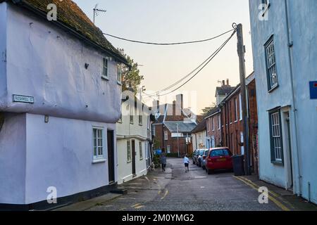 Les gens qui marchent dans une rue étroite avec de très vieilles maisons à Saffron Walden, Essex, Royaume-Uni Banque D'Images