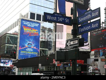 Panneau d'affichage de la comédie musicale « Back to the future » de broadway à Times Square, New York, NY on 8 décembre 2022. Photo de Charles Guerin/ABACAPRESS.COM Banque D'Images