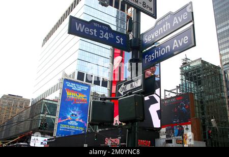 Panneau d'affichage de la comédie musicale « Back to the future » de broadway à Times Square, New York, NY on 8 décembre 2022. Photo de Charles Guerin/ABACAPRESS.COM Banque D'Images