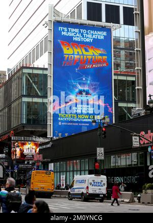 Panneau d'affichage de la comédie musicale « Back to the future » de broadway à Times Square, New York, NY on 8 décembre 2022. Photo de Charles Guerin/ABACAPRESS.COM Banque D'Images